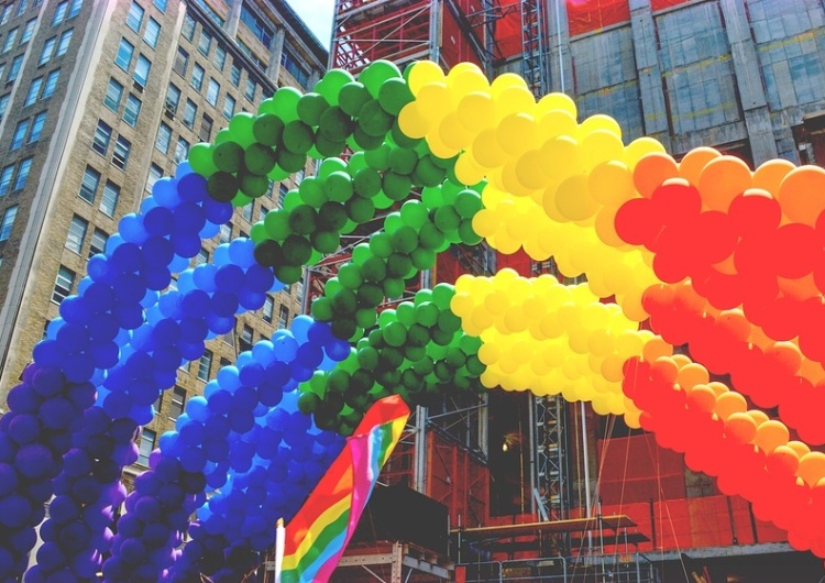 Pary homoseksualne chcą przeprowadzić "małżeństwa" tylnymi drzwiami