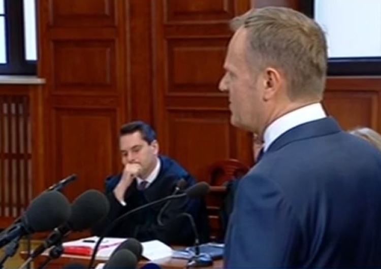 Tusk: "Nie miałem sygnałów od Lecha Kaczyńskiego, żeby wyjazd był wspólny". A jak było naprawdę?