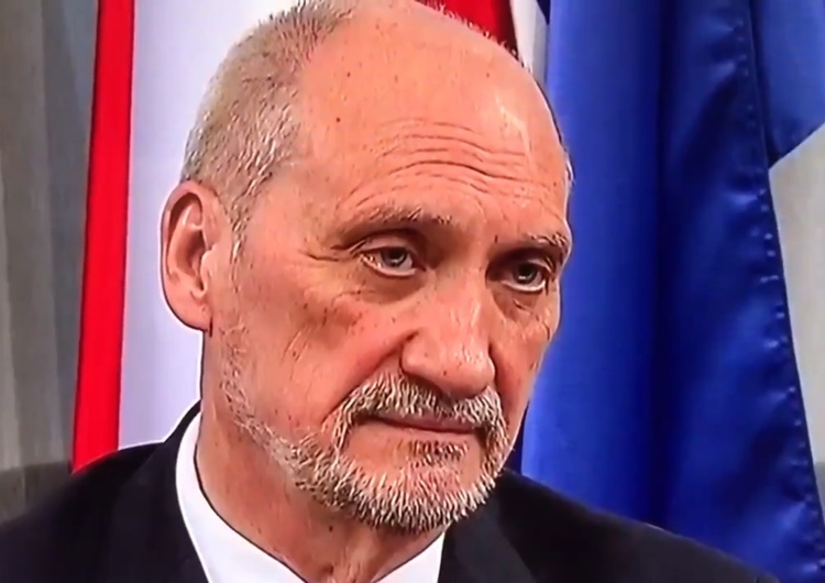  A. Macierewicz: Decyzję o rozdzieleniu wizyt podjął osobiście Tusk z Putinem