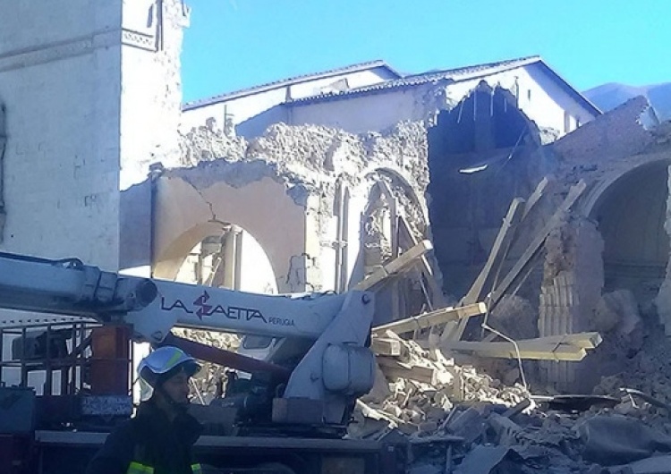  We Włoszech runęła bazylika św. Benedykta. Ludzie modlą się na kolanach przed ruinami