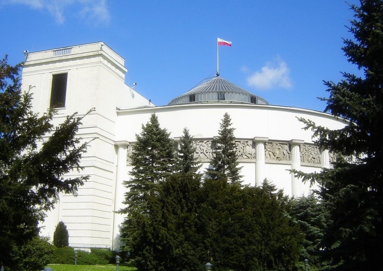  Sejmowa komisja przyjęła projekt dot. obniżki uposażeń parlamentarzystów