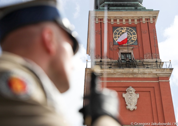 Już jutro Para Prezydencka będzie rozdawać Polakom biało-czerwone flagi