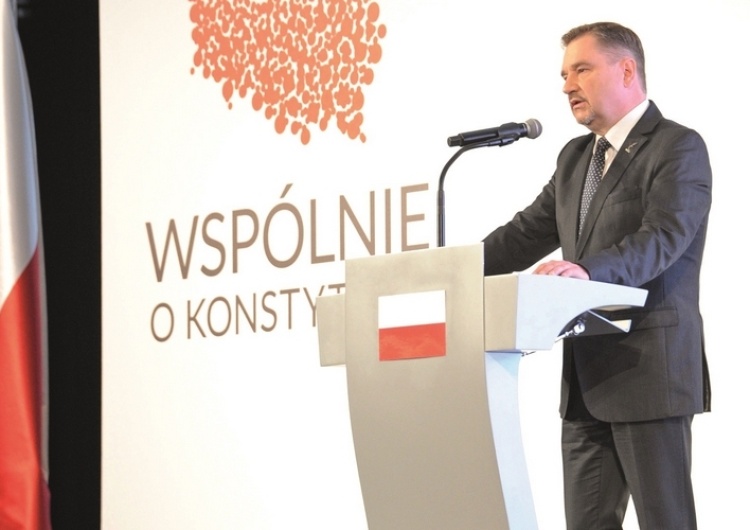 Konstytucja bardziej społeczna. "Wniosek o referendum konsultacyjne zostanie złożony"