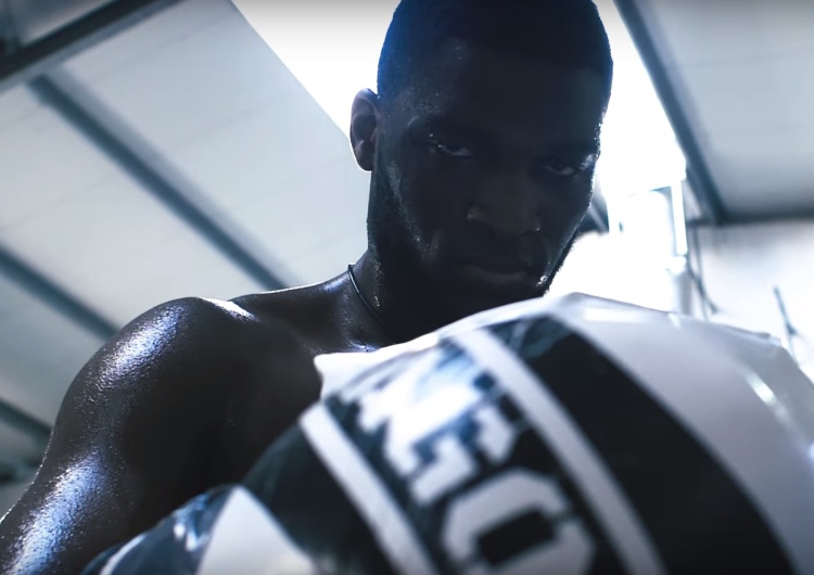 Dzień Flagi. Takie zdjęcie profilowe ma polski bokser Izu Ugonoh