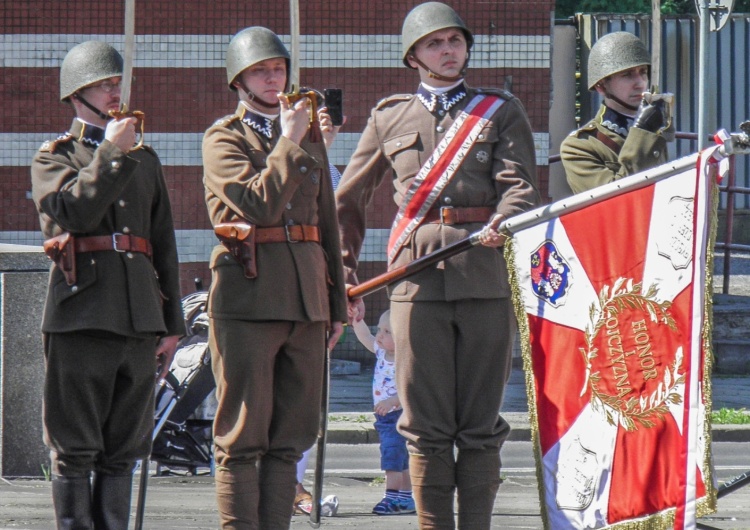  [Fotorelacja]. Rocznica Konstytucji 3 maja i wybuchu III Powstania Śląskiego. Podniesienie Flagi. Chorzów