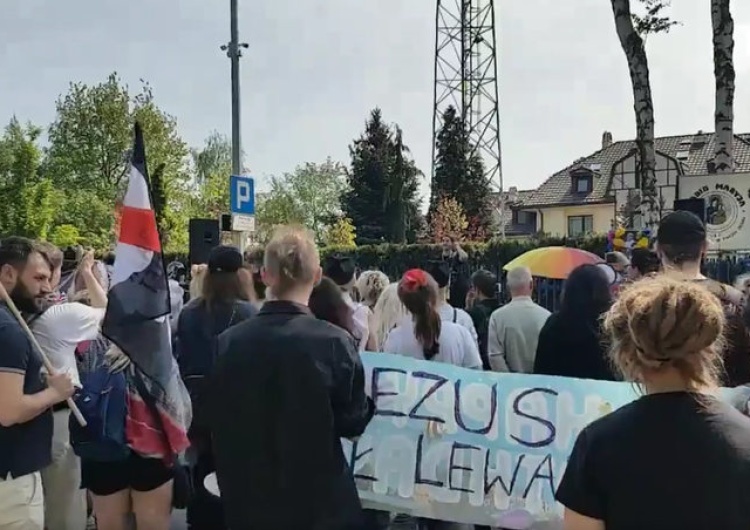  [video] Wagina z kartonu i wulgarne okrzyki. Tak feministki uczciły urodziny o. Rydzyka