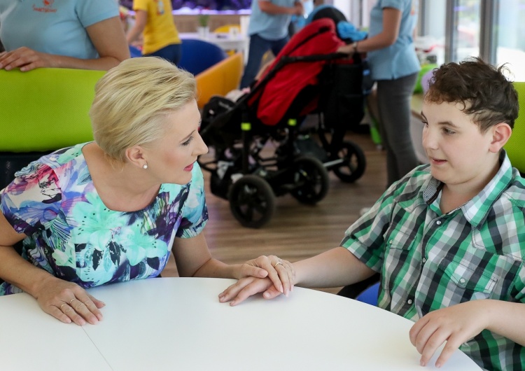 Grzegorz Jakubowski Pierwsza Dama odwiedziła  Hospicjum dla Dzieci Świetlikowo w Tychach