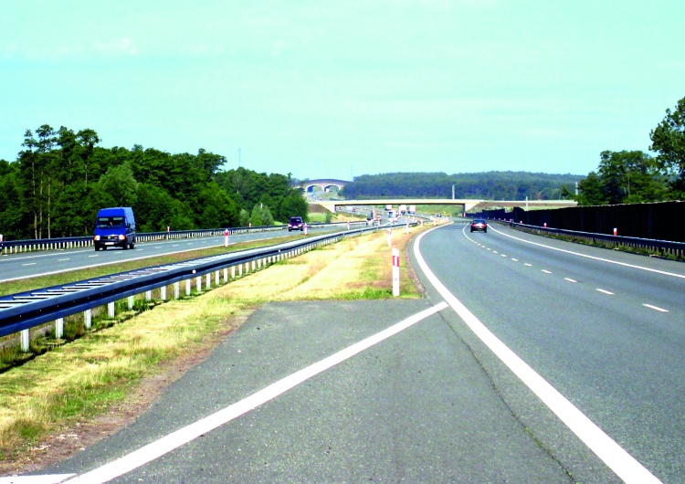 Słodki wypadek na A2. Trasą płynie czekolada…