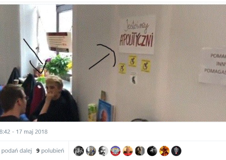 Protestujący w Sejmie wywiesili kartkę "Jesteśmy apolityczni". A pod nią usiadła ona...