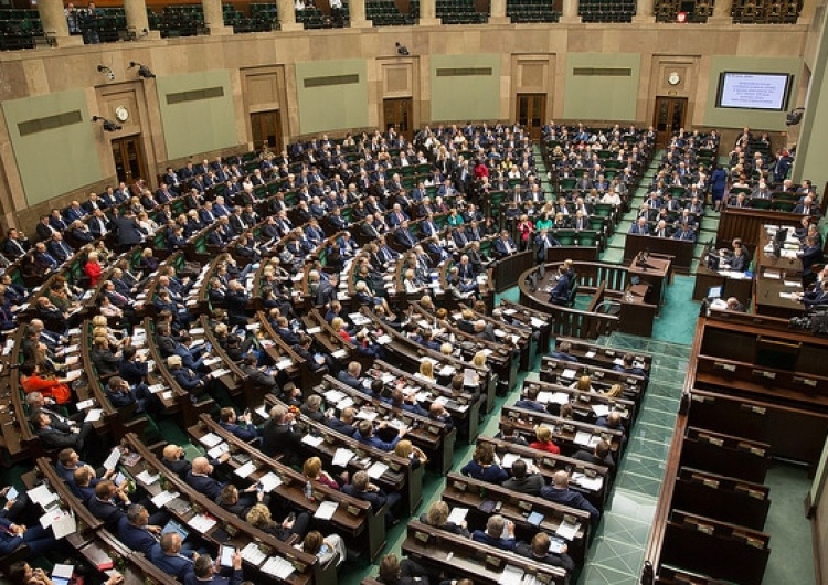 Najnowszy sondaż – PiS traci, ale i tak dwukrotnie wyprzedza PO