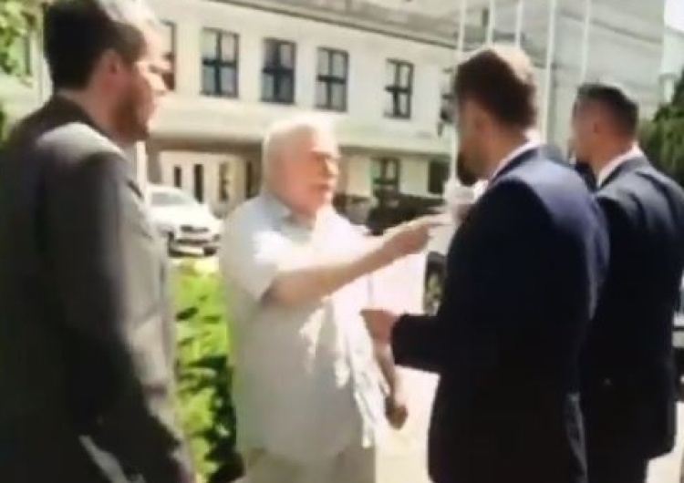  [video] "Pan jest głupi!". Lech Wałęsa obraża dziennikarza TVP Info przed Sejmem