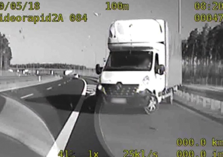 "Bo nawigacja go tak poprowadziła". Nieodpowiedzialny kierowca jechał "pod prąd" drogą S3
