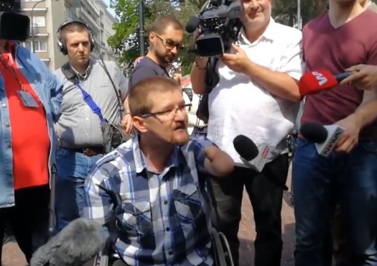  [video] Dyskusja niepełnosprawnych pod Sejmem. "Ja pracuję i te pieniądze które zarobię są błogosławione"