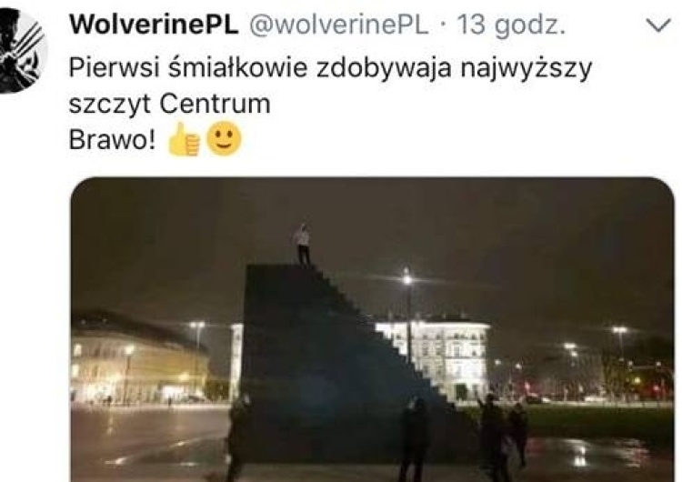  Grupa ludzi profanuje Pomnik Smoleński i publicznie zapowiada oddanie na niego moczu