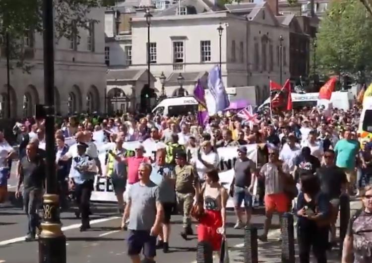  [video] Tysiące na ulicach W. Brytanii po zatrz. dziennikarza relacjonującego proces muzułm. gwałcicieli