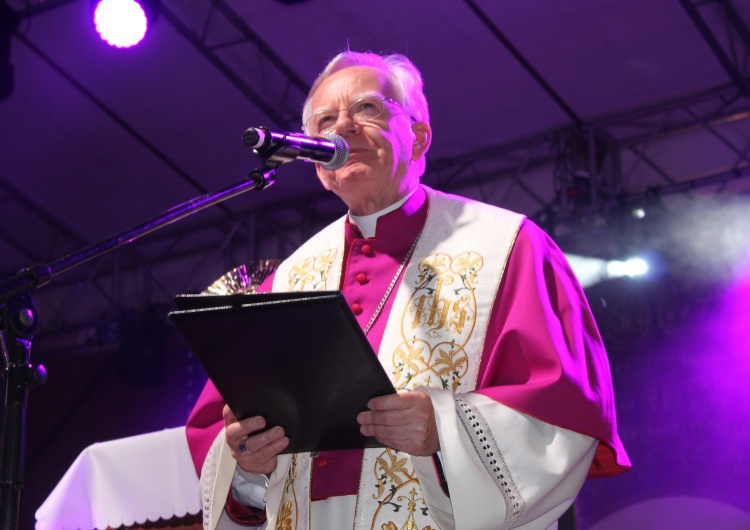 Abp Jędraszewski: Dziś wynosi się Najświętszy Sakrament, który swoją obecnością mówi - jestem pośród was