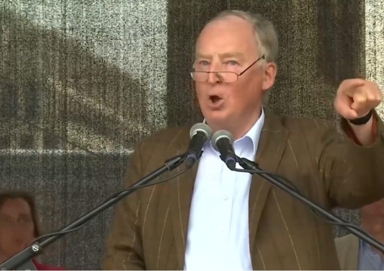 Wypowiedź szefa AfD o hitleryzmie, jako jedynie "ptasim g.nie" w wielkiej historii Niemiec, dzieli partię