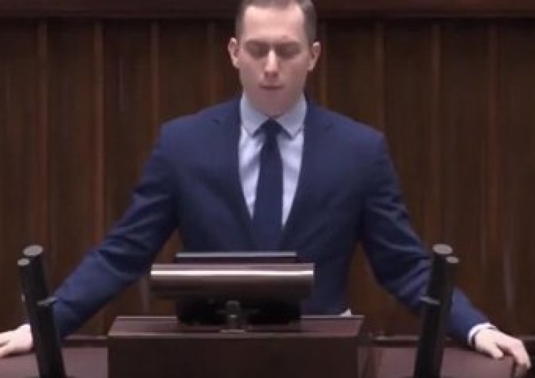 Obraźliwe napisy na drzwiach biura posła PO.