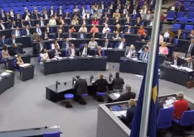  [video] Minuta ciszy w Bundestagu dla ofiary muzułmańskiego gangu gwałcicieli.Zobacz zachowanie Zielonych
