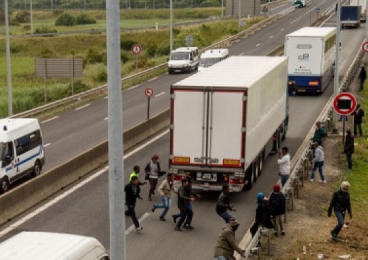  Francuzi protestują przeciwko istnieniu nielegalnego ośrodka uchodźców w Calais