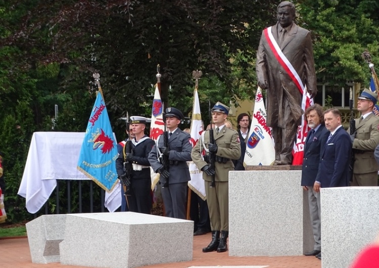  Szczecin. Odsłonięcie pomnika L. Kaczyńskiego przed siedzibą zachodniopomorskiej "S"