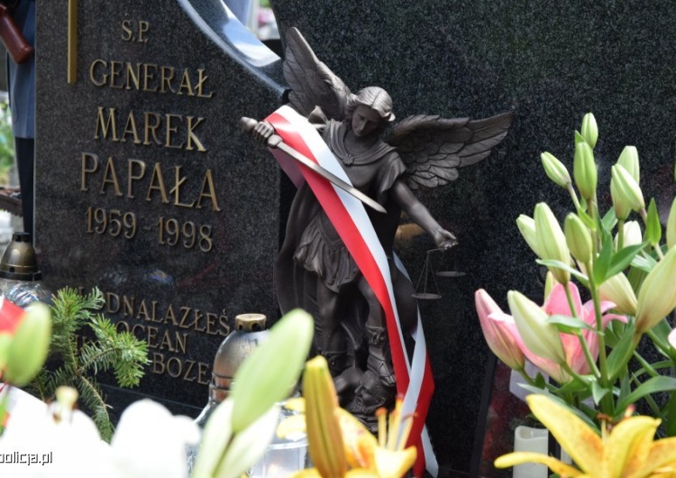  Policjanci wspominali zamordowanego 20 lat temu gen. Marka Papałę