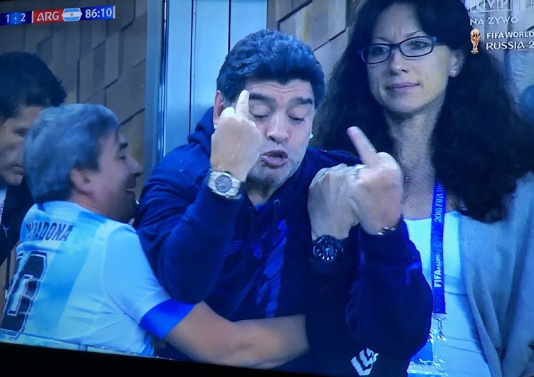  Diego Maradona trafił do szpitala. Już w trakcie meczu zachowywał się dziwnie...