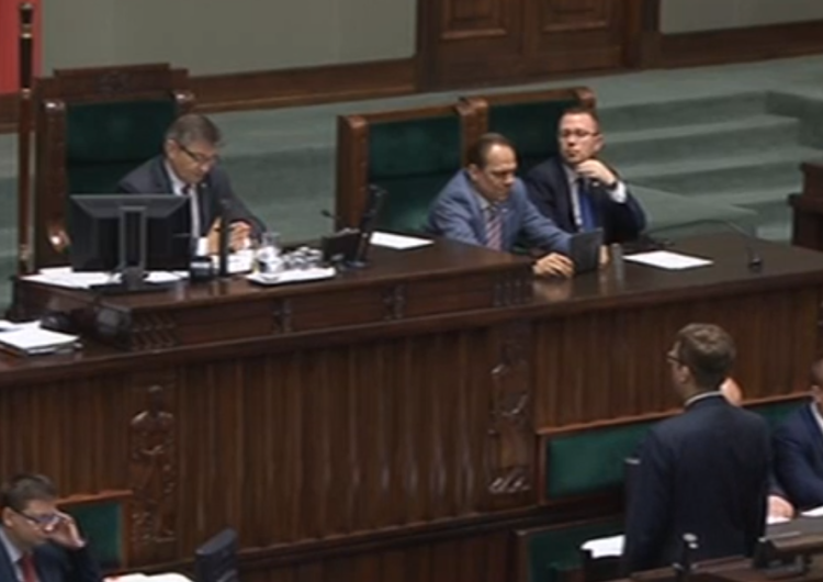 Szok! Robert Winnicki blokuje mównicę sejmową