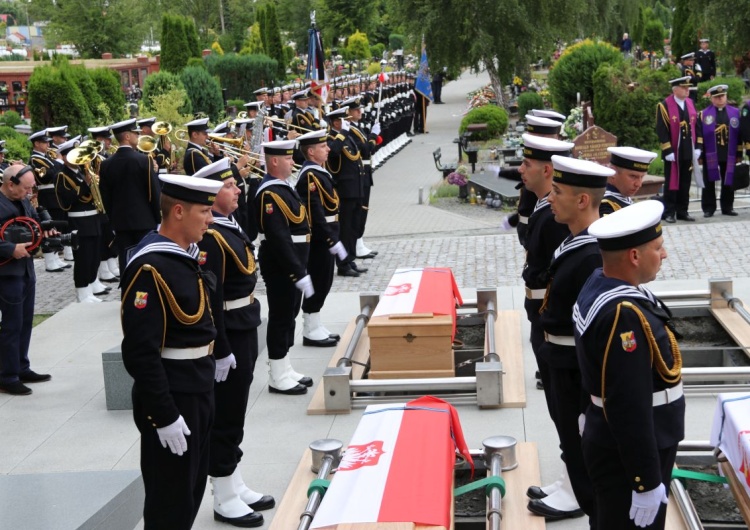  Ostatnie pożegnanie oficerów i marynarzy zamordowanych przez komunistów