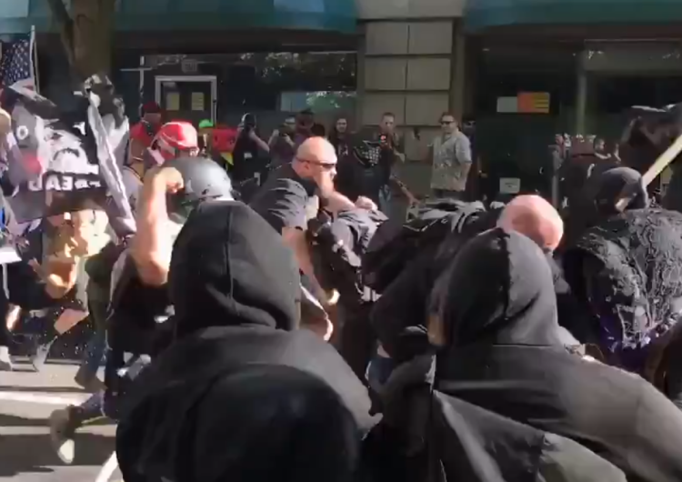 [Wideo +18] Uwaga brutalne. Starcia Antify ze zwolennikami Republikanów w Portland