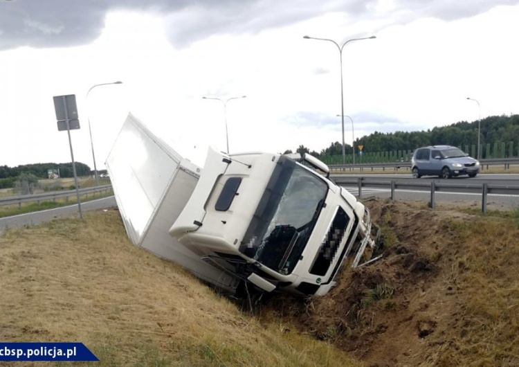  Prowadził ciężarówkę na autostradzie mając 2,8 promila. To musiało skończyć się źle