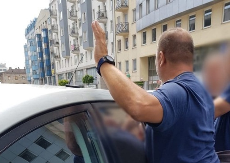 Infekowali telefony klientów banków i kradli pieniądze z rachunków
