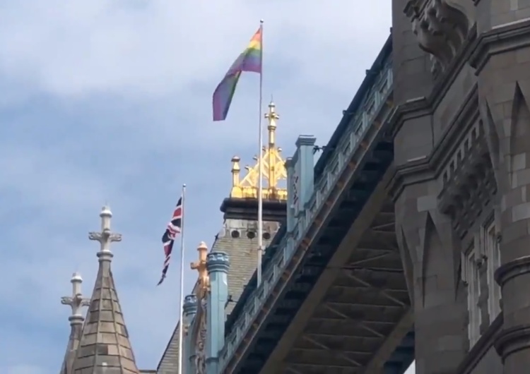  [video] Londyn: Na budynkach administracji publicznej obok flag państwowych wiszą flagi LGBT