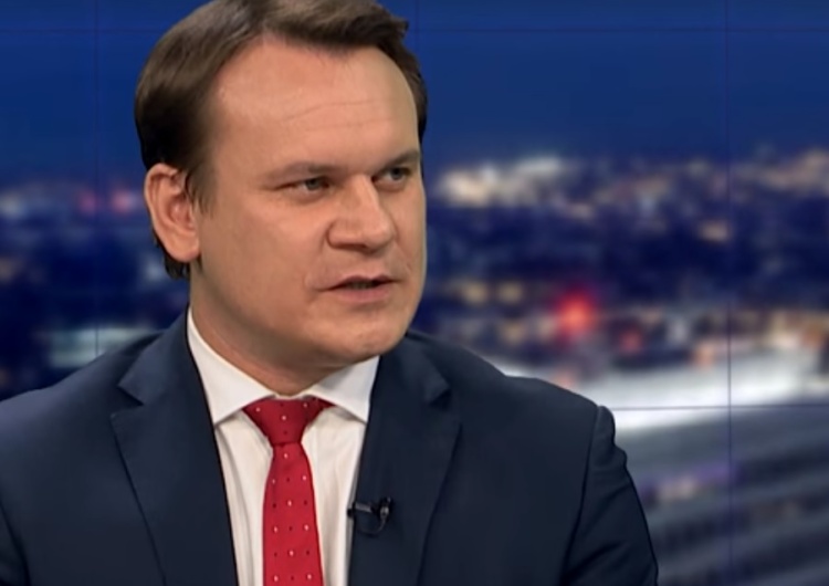  [video] KE a spór o SN. Poseł Tarczyński w TRT World: "Chodzi o wybory do PE... To tylko polityka"