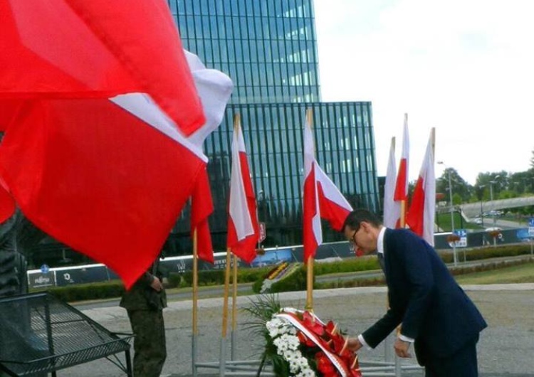  [Nasza fotorelacja] Premier Morawiecki złożył kwiaty pod Pomnikiem Powstańców Śląskich w Katowicach