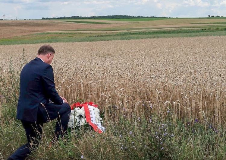  "Buszujący w zbożu", "Ponury żniwiarz". Followersi B.Wielińskiego [GW] kpią z wizyty A. Dudy na Wołyniu