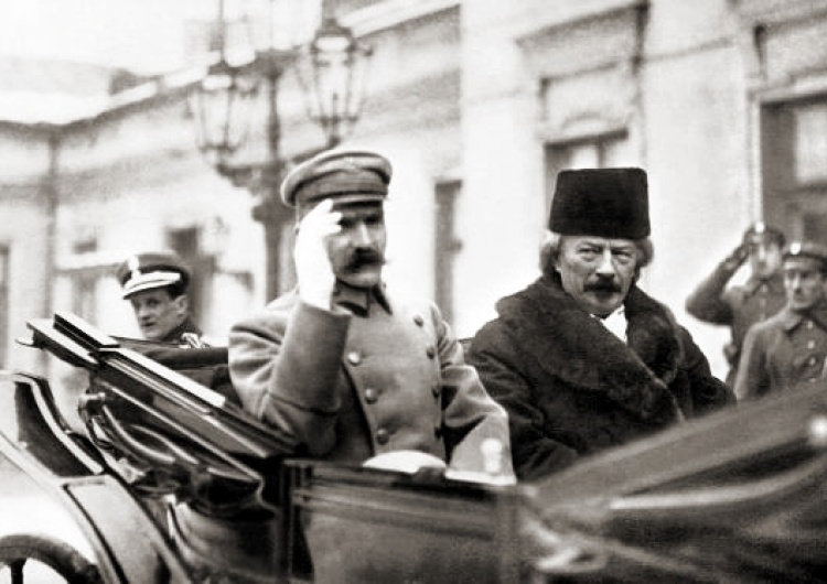 Józef Piłsudski i Ignacy Jan Paderewski (styczeń 1919) Komendant Józef Piłsudski: Jedynym waszym znakiem jest odtąd orzeł biały