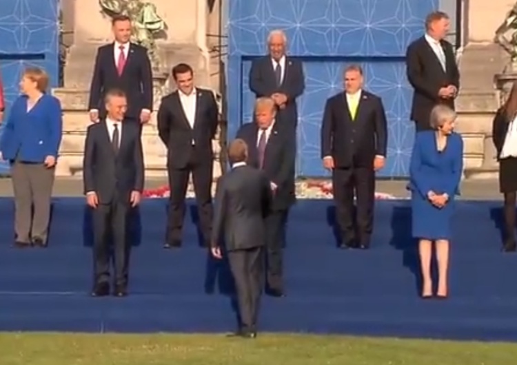 [video] Specyficzne przywitanie Tuska i Trumpa na szczycie NATO. Prezydent USA zakpił z Tuska?