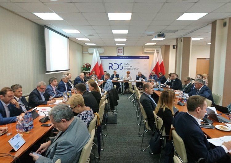 RDS: Założenia ustawy budżetowej, płaca minimalna, pracownicze progr. kapitałowe i podwyżki dla budżetówk
