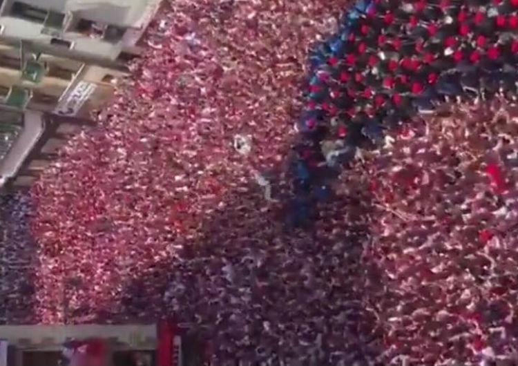  [video] Niezwykły widok! Chorwacja przygotowuje się do meczu finałowego. Ulica śpiewa i tańczy razem