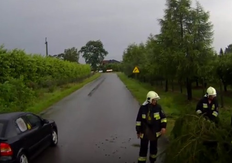  Burze nad Polską. 1600 interwencji, uszkodzone budynki, zniszczone samochody