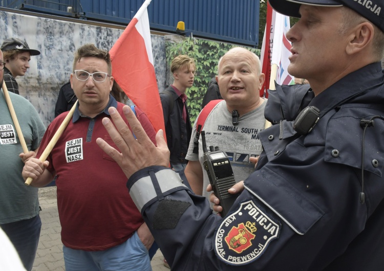 Tomasz Gutry [Nasza fotorelacja] "Obrońcy demokracji" pod Sejmem