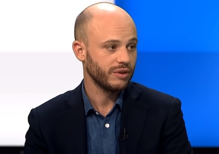 Śpiewak przedstawia swoje lewicujące współpracowniczki