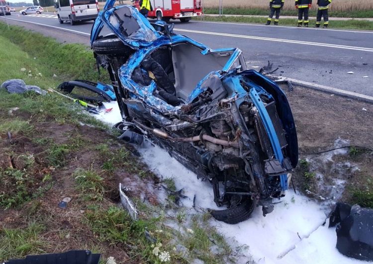  19-latek był bliski spalenia żywcem. Z auta nie pozostało wiele...