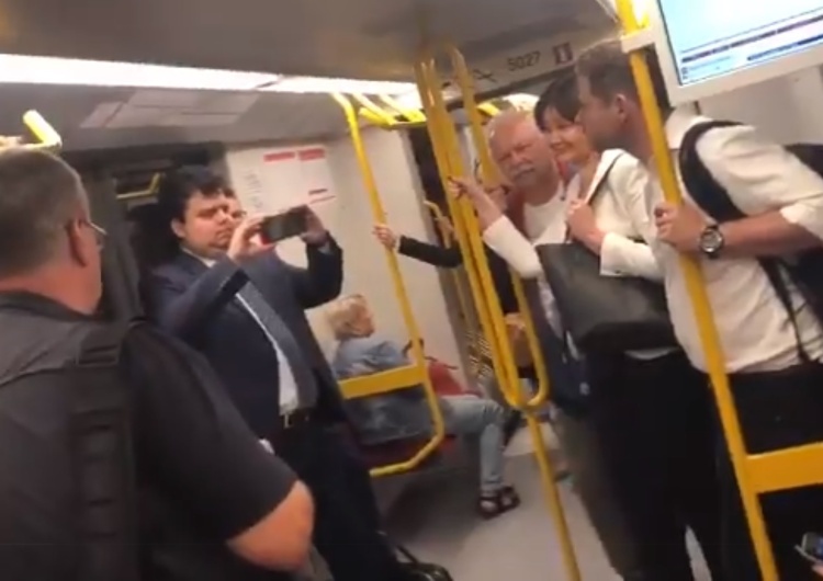  [video] Trzaskowski przejechał stację metra by zapozować do zdjęcia, a potem wsiadł do prywatnego busa?