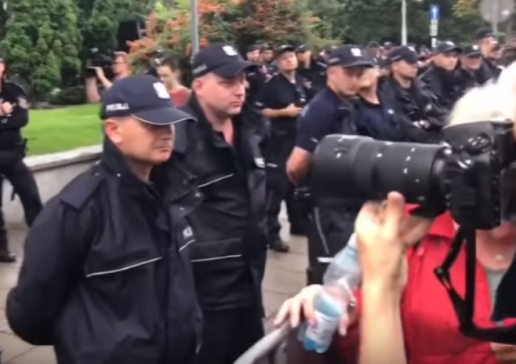  Marcin Dobski [WPROST]: "Przed Sejm przyjdą ludzie z lustrami, żeby policjanci w nich się przeglądali"