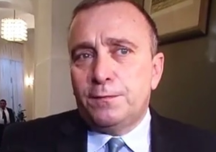 Schetyna upomina się o identyfikatory policjantów, a sam podpisał rozporządzenie...