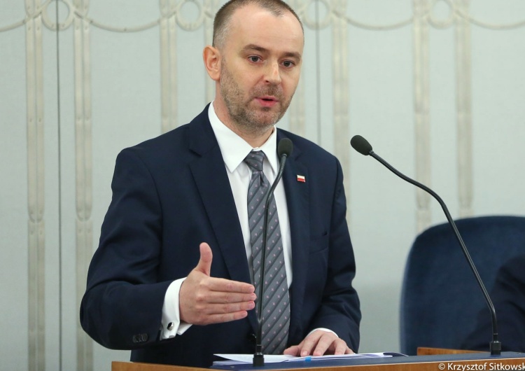 Minister Mucha przedstawił w Senacie projekt postanowienia Prezydenta RP o zarządzeniu referendum