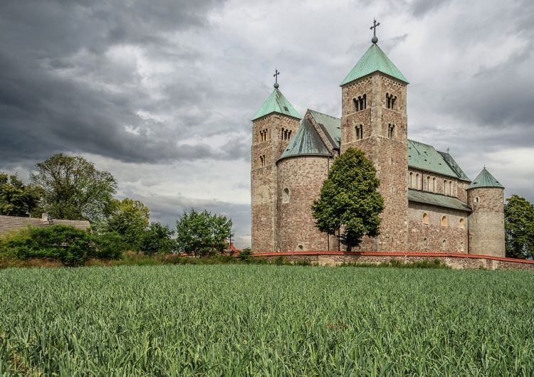 Kolegiata w Tumie, fot Archikolegiata pod Łęczycą. Najważniejszy zabytek sztuki romańskiej w Polsce