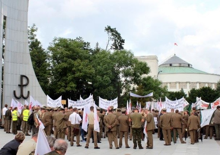 Krzysztof Wiśniewski/ Mariusz Pasławski Leśnicy zaprotestowali. Lasy Państwowe jednak nie wejdą do spółki Polskie Domy Drewniane